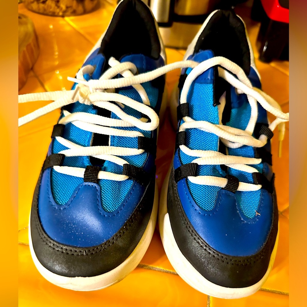 Women’s gym shoes Size 8